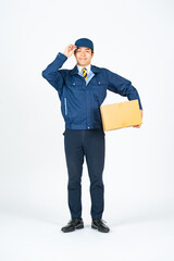 Leinwandbilder - デリバリー、配達員、男性、日本人、全身、笑顔、荷物、配達、運送業、セールスドライバー、挨拶、届ける、お届け、amazon、作業員、作業服、ダンボール、パッケージ、梱包、引越し、業者、宅配便、宅急便、スタッフ、仕事、運送、物流、ロジスティクス、アルバイト、運ぶ、段ボール、ECサイト、eコマース、白バック、切り抜き、信頼、ピッキング、倉庫、商品、配送、センター、人材、若い、立つ、元気、集荷、カメラ目線
