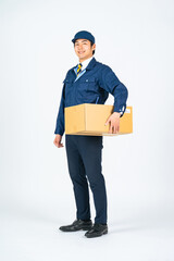 Leinwandbilder - 配達員、デリバリー、運送業、引越し、業者、荷物、配達、宅配便、宅急便、男性、日本人、全身、スタッフ、仕事、作業員、運送、物流、ロジスティクス、アルバイト、運ぶ、段ボール、ECサイト、eコマース、白バック、切り抜き、笑顔、信頼、作業服、ピッキング、倉庫、商品、配送、センター、人材、若い、立つ、元気、パワフル、届ける、宅食、集荷、発送、カメラ目線、爽やか、職業、プロ、セールスドライバー、引っ越し、ギグ