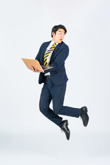 Leinwandbilder - ジャンプ、ビジネスマン、男性、ノートパソコン、PC、DX、エンジニア、システム、全身、SE、振り向く、プログラミング、ソフトウェア、開発、人材、インターネット、オンライン、web、リサーチ、検索、SNS、記事、ニュース、驚く、スーツ、ビジネスパーソン、仕事、日本人、白バック、切り抜き、元気、活躍、転職、就活、就職活動、リクルート、IT、テクノロジー、ビジネス、挑戦、チャレンジ、成長、競争、レベルア