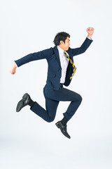 Leinwandbilder - ジャンプ、男性、ビジネスパーソン、ビジネスマン、飛躍、成長、キャリアアップ、転職、飛び出す、全身、元気、チャレンジ、挑戦、活躍、日本人、スーツ、就活、就職活動、躍動感、アクティブ、飛ぶ、アクション、スタート、レベルアップ、ステップアップ、スキルアップ、成功、サクセス、目標、競争、努力、自由、笑顔、ポジティブ、やる気、喜ぶ、嬉しい、楽しい、ラッキー、チャンス、若い、ビジネス、サラリーマン、会社員、仕