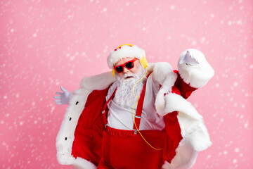 Wall Mural - cool x-mas christmas dance from santa claus listen jolly holly radio headphones wear suspenders sung
