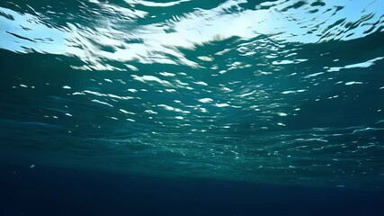 Aufkleber - Sunlight reflecting on a deep blue water surface creates a mesmerizing display. Bright rays illuminate the liquid, showcasing a tranquil and serene atmosphere