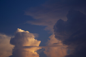 Wall Mural - 
It is a cumulonimbus cloud that receives late afternoon sunlight.