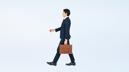 Leinwandbilder - 歩く若い男性ビジネスパーソンの全身写真（切り抜き背景透過PNGも販売しております。作成者リンクから「PNG」で検索してください）