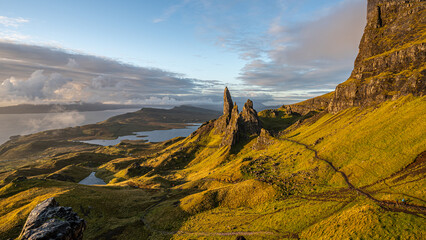 Wall Mural - epische Landschaft am Old man of Storr zu Sonnenaufgang, Panoramaaufnahme des fantastischen Landschaftidylls, seitlich zieht nebel ins Bild, Schottland at its best