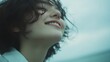 © chic designs - 自然を抱きしめる笑顔の若い女性の楽しい春のポートレート
