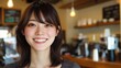 © chic designs - ライフスタイルとホスピタリティデザインのための居心地の良いカフェの雰囲気の中で陽気な女性