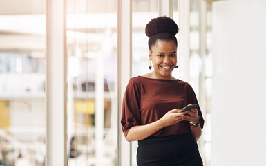 Aufkleber - Black woman, phone and typing in office portrait, email and journalist online for column quote. Female person, professional reporter and communication with contact on app, message and web research