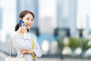 Poster - スマートフォン、通話、女性、ビジネスウーマン、都市、スマホ、話す、会話、カメラ目線、美人、上半身、キャリアウーマン、OL、ビジネス、友達、報告、約束、スケジュール、予定、屋外、20代、30代、日本人、1人、仕事、背景、会社員、爽やか、若い、かわいい、ライフスタイル、外回り、営業、オフィスカジュアル、笑顔、楽しい、うきうき、おおらか、おだやか、外勤、さわやか、成功、街並み、気さく、満足、親しみ、待ち
