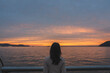 © peach100 - 夕暮れの海にいる女性