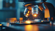 © Sawyer0 - Mikroskop, który skupia się na szkiełku z próbką biologiczną. Zbliżenie pokazuje detale próbki, które są niewidoczne gołym okiem.