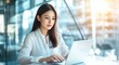 © 学习 电脑 - A beautiful woman operating a laptop computer