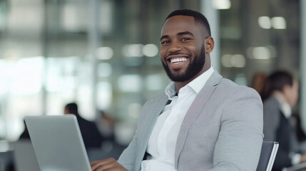 Aufkleber - A man with a big smile is sitting in front of a laptop
