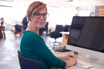 Aufkleber - Woman, computer screen or glasses in portrait for web design, creativity or business update in office. Software developer, IT person or tech in digital agency for coding, programming and connectivity