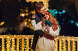© Zamrznuti tonovi - A jolly couple in love is hugging on illuminated street on new year.