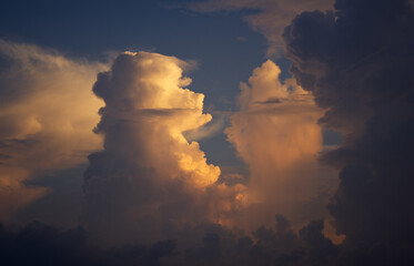 Wall Mural - it is a cumulonimbus cloud that receives late afternoon sunlight.
