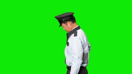 Poster - 横向きに立つ男性警備員　クロマキー合成用グリーンバック動画