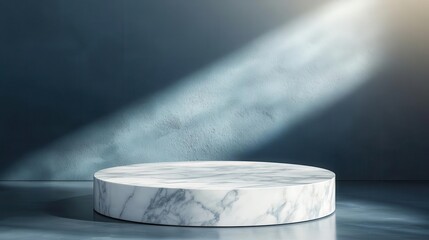 Poster - A round marble pedestal on a dark background, illuminated by soft beams of light, ideal for showcasing products or presentations.