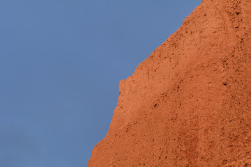 PAISAJE ARIDO BAJO CIELO AZUL