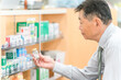 © buritora - 薬局・ドラッグストア・コンビニエンスストアで買い物をする男性