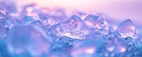 Macro artistique de cristaux de glace aux reflets roses et violets.