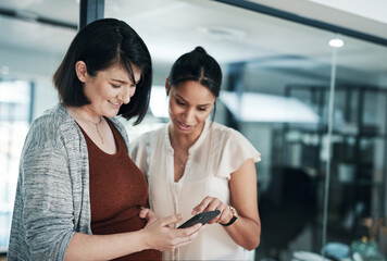 Aufkleber - Women, phone and advice in office for teamwork, business information and brainstorming with connectivity. people, admin and mobile in building lobby with help, support and feedback on schedule app