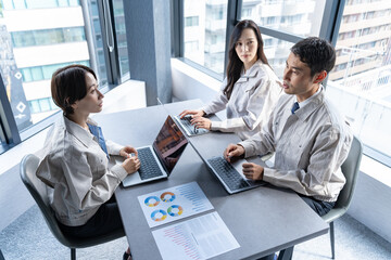 Sticker - 会議をする作業着を着た男女