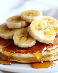Aufkleber - Delicious golden pancakes topped with caramelized bananas and drizzled with syrup for a perfect breakfast treat