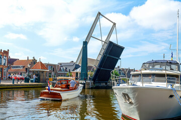 Wall Mural - Lemmer, Holland, Friesland, Hafenszene in der Altstadt, Hubbrücke