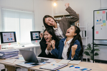 Aufkleber - Three euphoric businesswomen are celebrating a successful business achievement in their modern office, expressing joy and teamwork