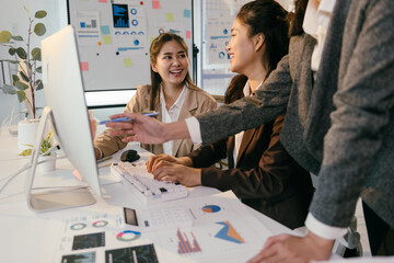 Aufkleber - Asian businesswomen are collaborating on a project, analyzing charts and graphs displayed on a computer screen, discussing strategies and sharing insights in a modern office environment