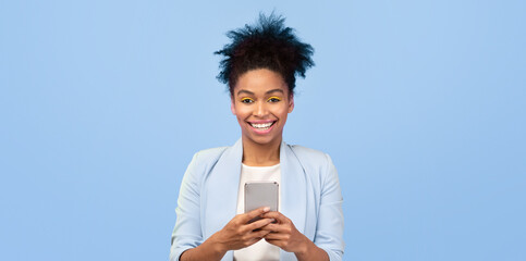 Poster - Amazing Application. Happy black woman using smartphone over blue violet background, panorama, copy space