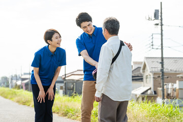 Poster - ひとり歩き、徘徊、お年寄り、高齢者、保護、認知症、介護、介護士、ケアスタッフ、ヘルパー、職員、捜索、行方不明、シニア、男性、女性、日本人、行政、自治体、住宅街、BPSD、見守り、支援、サービス、安心、安全、福祉、公務員、介護福祉士、施設、老人ホーム、散歩、外出、介助、ホームヘルパー、老人、記憶障害、地域、老後、老化、ウェルネス、屋外、出歩く、看護師、サポート、スタッフ、呼びかけ、声かけ、仕事、人物