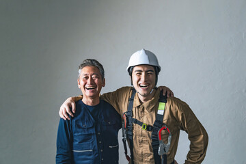 Aufkleber - 職人、大工、作業員、建設、建築、工事、現場、男性、日本人、チームワーク、仕事、業者、工務店、佐官、鳶、棟梁、コンビ、プロ、職業、人材、安全、フルハーネス、ヘルメット、産業、リフォーム、親方、師匠、師弟、世代交代、仲間、連携、転職、サポート、クール、働く、やりがい、チャレンジ、笑顔、シニア、若い、ポジティブ、仲良し、チーム、グループ、紹介、肩を組む、団結、友人、友情、人物