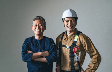 Aufkleber - 職人、大工、作業員、建設、建築、工事、現場、男性、日本人、チームワーク、仕事、業者、工務店、佐官、鳶、棟梁、コンビ、プロ、職業、人材、安全、フルハーネス、ヘルメット、産業、点検、メンテナンス、検査、内装、リフォーム、住宅、ビジネス、親方、師匠、師弟、世代交代、仲間、連携、転職、パートナー、サポート、協力、クール、働く、やりがい、挑戦、チャレンジ、笑顔、シニア、若い、人物