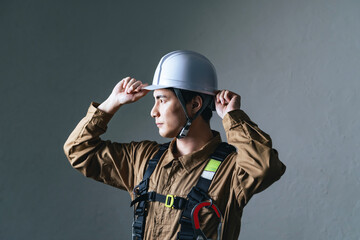 Poster - 作業員、男性、ヘルメット、安全、出動、防災、消防、レスキュー隊、救急、救助、災害、危険、暗い、ダーク、フルハーネス、高所作業、ランヤード、山岳、遭難、捜索、救援、消防士、エンジニア、技術者、工事、現場、建設、建築、仕事、働く、転職、人材、クール、かっこいい、準備、訓練、職人、ハイパーレスキュー、技師、プロ、大工、コピースペース、日本人、職業、作業服、修理、インフラ、点検、メンテナンス、人物