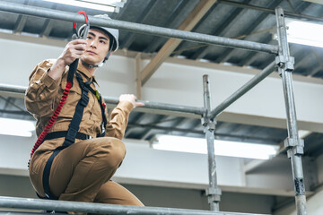 Fototapete - フルハーネス、フック、作業員、建設、工事、現場、安全、男性、日本人、足場、高所作業、点検、メンテナンス、修理、エンジニア、工事現場、登る、ローリングタワー、塗装、内装、建築、住宅、検査、技術者、仕事、職業、危険、リスク、特別教育、着用義務、墜落制止用器具、作業服、解体、ヘルメット、人材、労働者、作業、安全帯、働く、産業、建物、リフォーム、職人、修繕、転落、作業床、ランヤード、ワイヤー、屋根、人物