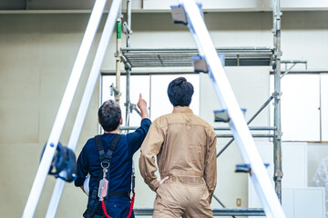 Aufkleber - 工事、現場、作業員、職人、大工、建設、点検、メンテナンス、検査、後ろ姿、背中、エンジニア、男性、日本人、見積もり、改修、修繕、修理、技師、コンビ、協力、チームワーク、挑戦、チャレンジ、見る、人材、親方、棟梁、鳶、佐官、ワイヤーハーネス、高所作業、足場、ローリングタワー、確認、チェック、安全、作業服、屋根、倉庫、工場、老朽化、経年劣化、保守、仕事、建築、監督、管理、業者、人物