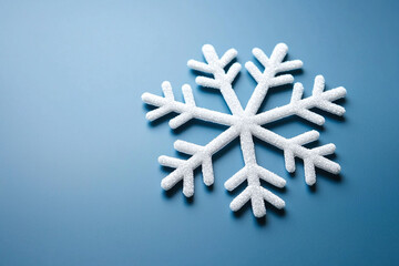 Poster - Intricate snowflake design on blue background, showcasing winter beauty