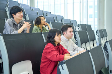 Poster - 講義、講堂、学生、グローバル、セミナー、女性、友達、人物、大学、教室、大学生、多国籍、外国人、日本人、教育、授業、留学、留学生、勉強、学習、語学、研究、ホール、座席、インターナショナル、国際、ダイバーシティ、インクルージョン、多様性、多人種、グループ、チームワーク、男性、黒人、白人、スクール、外語大、クラスメート、キャンパス、カジュアル、キャンパスライフ、研修、聴講生、カリキュラム、学校、専門学生