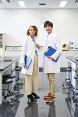 Poster - グローバル、ビジネス、カップル、研究者、科学者、白衣、男性、女性、外国人、日本人、多国籍、大学生、大学、学生、研究所、ラボ、理系、理学部、教育、教室、学者、実験、実験室、インターナショナル、国際、ダイバーシティ、インクルージョン、多様性、多人種、交流、グループ、チームワーク、黒人、留学、留学生、学習、勉強、友達、学校、エンジニア、技術者、専門家、若い、Z世代、若者、製薬、二人、人材、教授、人物