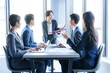 © taka - 会議室でミーティングをするビジネスパーソン