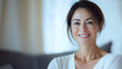 © Prasanth - 部屋で微笑む中年女性　美容イメージ　AI