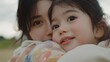 © chic designs - 優しい母と子が屋外の柔らかな日光の下で抱き合う