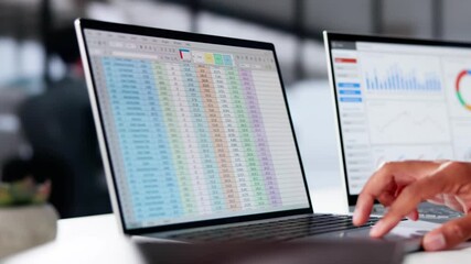 Leinwandbilder - African American Business Data Analyst