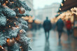 © ALL YOU NEED studio - Blurred background of a Christmas market with people walking, a decorated tree in focus, and garland lights. A beautiful winter scene with a shallow depth of field.