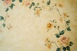 © JBMotillon - Papier peint floral vintage en jaune doux avec une texture subtile pour un look classique..
