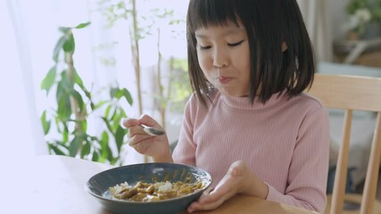 Wall Mural - カレーライスを食べる子供
