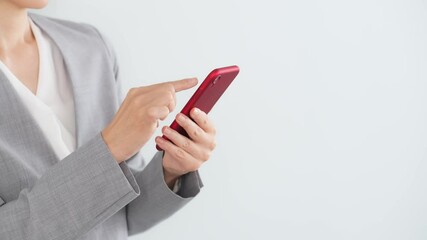 Leinwandbilder - スマホ、女性、スマートフォン、ビジネス、携帯電話、アプリ、動画、SNS、検索、メール、ビジネスパーソン、DX、デジタル、スーツ、ビジネスウーマン、仕事、キャリアウーマン、調べる、リサーチ、ツール、使う、ユーザー、操作、タッチ、ブラウザー、ホームページ、webサイト、インターネット、オンライン、通信、IT、IoT、テクノロジー、モバイル、笑顔、ミドル、クラウド、ニュース、記事、電子書籍、電子コミック