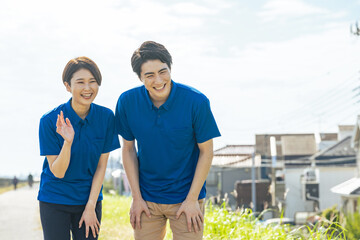 Poster - 介護士、保育士、呼びかけ、会話、笑顔、応援、励ます、ポジティブ、元気、介護、保育、育児、子育て、作業服、作業員、声かけ、迷子、保護、行政、ボランティア、男性、女性、日本人、仕事、青空、コピースペース、住宅街、ヘルパー、デイケア、デイサービス、サポート、支援、ホームヘルパー、外出、屋外、公園、遊ぶ、若い、チームワーク、二人、介護福祉士、ウェルネス、福祉、見守り、子守り、ベビーシッター、キッズシッター